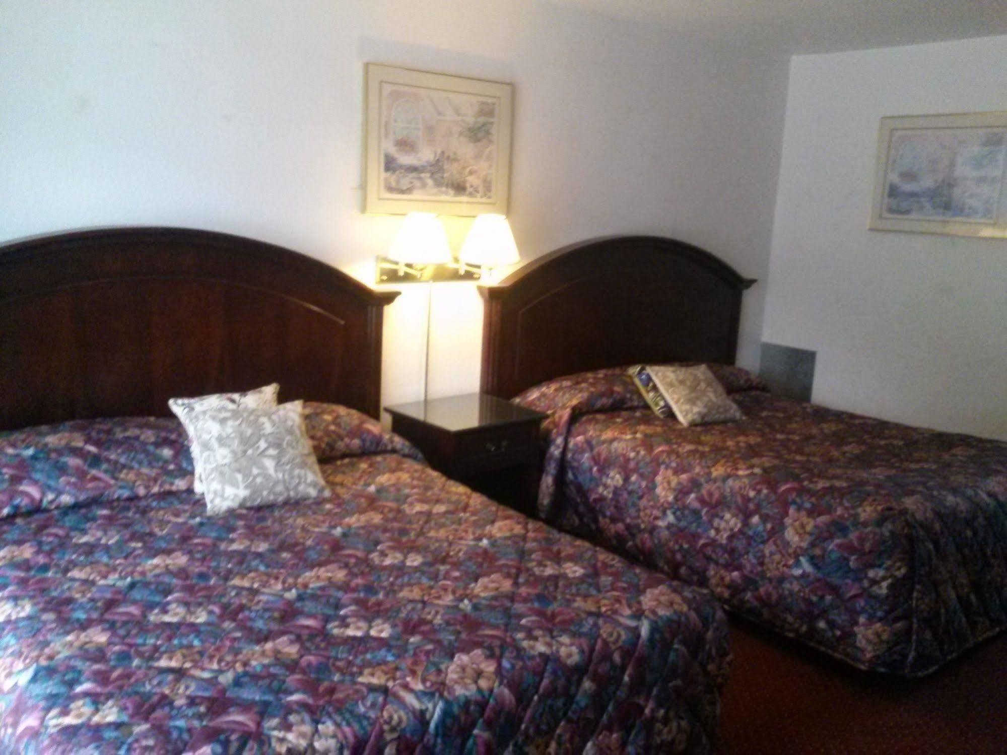 Budget Inn Олбани Екстериор снимка