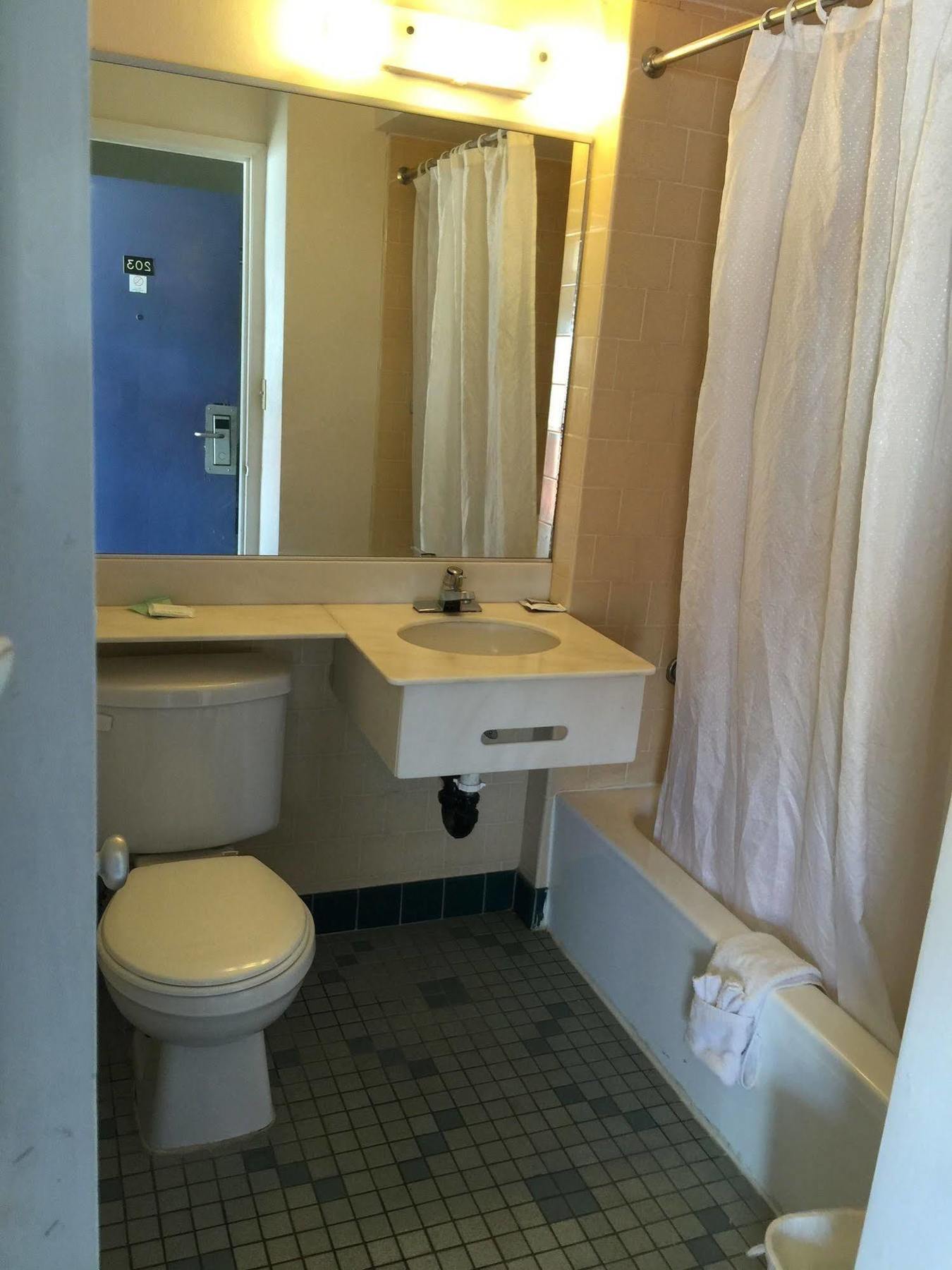 Budget Inn Олбани Екстериор снимка